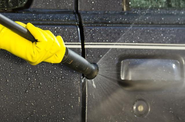 6.选择环保专用洗车液,美容护理产品和专用洗车工具